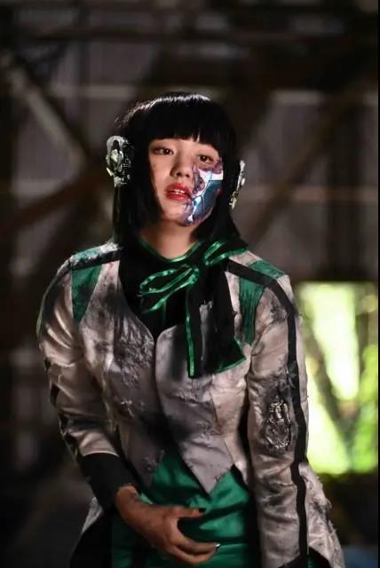 假面骑士01伊兹扮演美少女战士粉丝表示放开她让我来