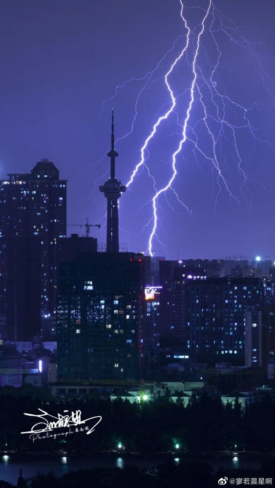 震撼13秒视频带你感受蹦迪式闪电为啥光打雷不下雨