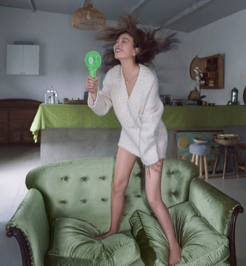 下面这一张的赵薇把脚抬起踩在椅子的扶手上,拿着指甲钳在修剪自己的