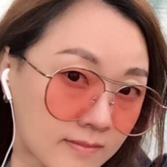 王自健没有成名前,他就有女朋友,他的女友叫黄雅静之后直接发布出离婚