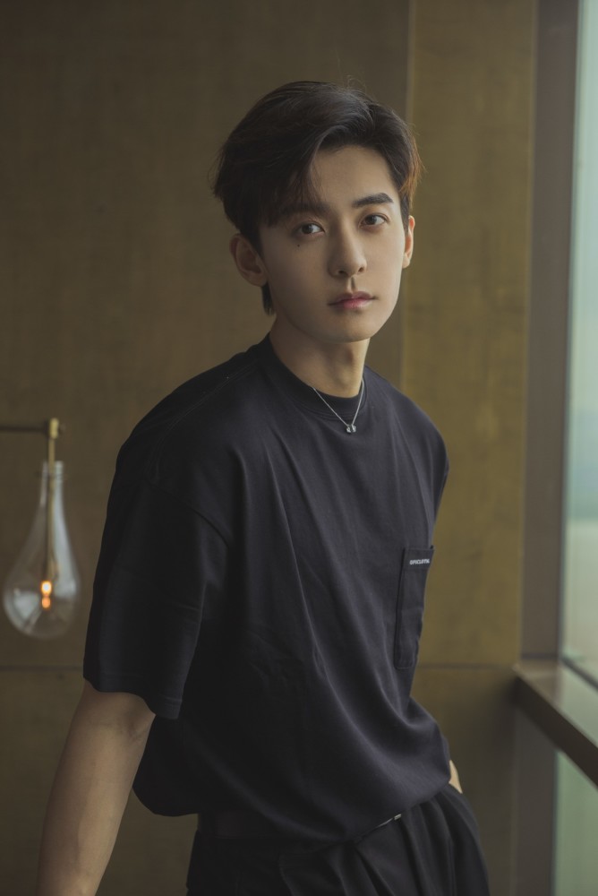 赵志伟黑衣写真释出 少年眼神清澈且沉稳