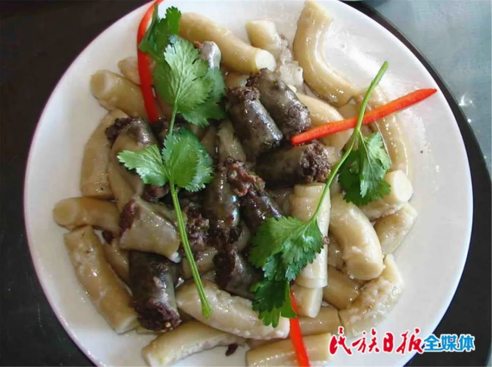 发子面肠盘底放面肠,上面放发子.放入辣椒油,蒜泥,香醋即可享用.