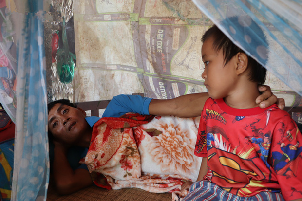 孩子|女子缺乏避孕意识生了4个娃，如今男友患病卧床孩子们温饱成问题