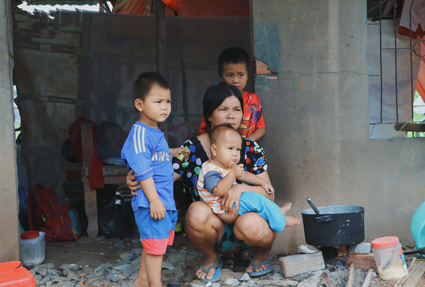 孩子|女子缺乏避孕意识生了4个娃，如今男友患病卧床孩子们温饱成问题