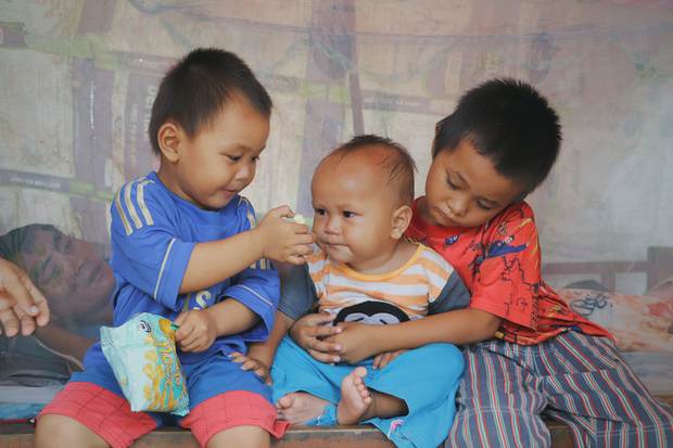 孩子|女子缺乏避孕意识生了4个娃，如今男友患病卧床孩子们温饱成问题