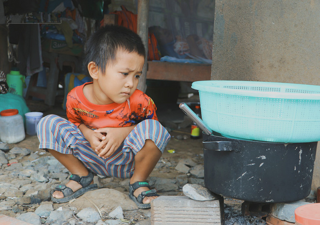 孩子|女子缺乏避孕意识生了4个娃，如今男友患病卧床孩子们温饱成问题