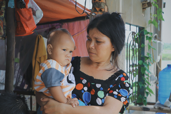 孩子|女子缺乏避孕意识生了4个娃，如今男友患病卧床孩子们温饱成问题