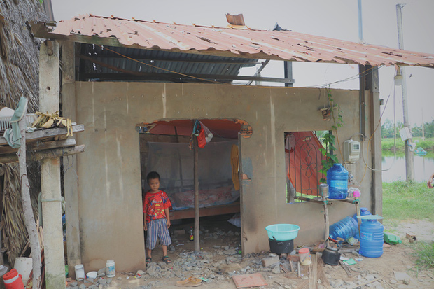 孩子|女子缺乏避孕意识生了4个娃，如今男友患病卧床孩子们温饱成问题