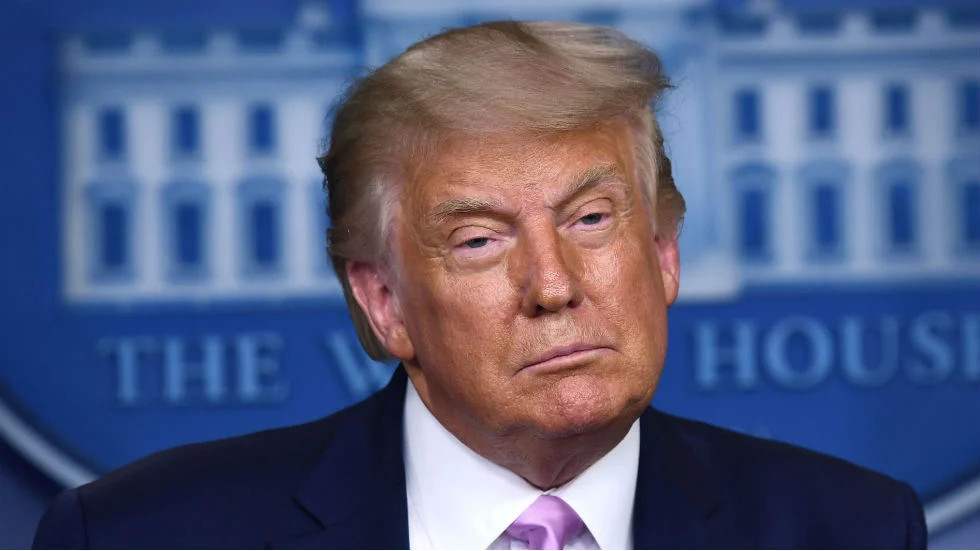 唐纳德·特朗普|前白宫顾问班农涉“建墙”欺诈被捕，特朗普：对此我毫不知情