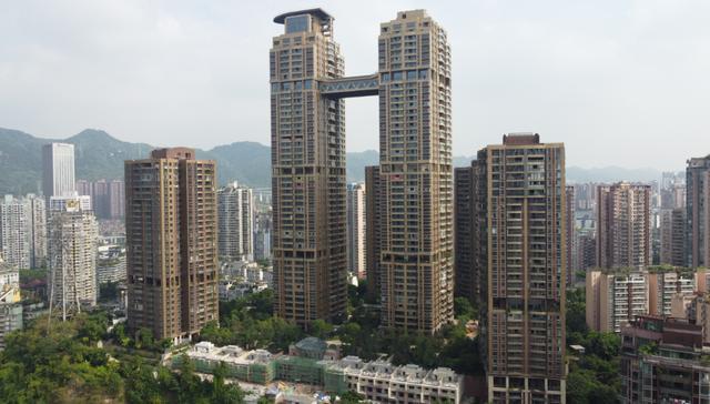 好不容易到了南滨特区,售楼部门前这里果然是个拍照的好地方;不过想法