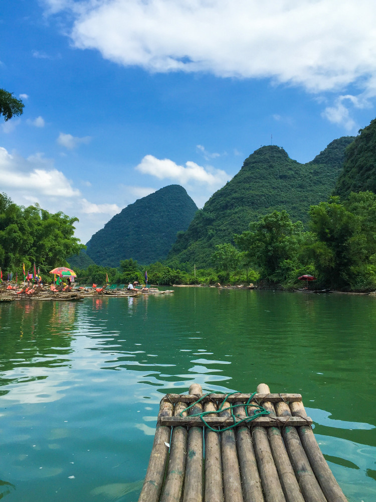 来广西阳朔旅游 一定要体验遇龙河人工竹筏漂流 这样才不枉此行 腾讯新闻