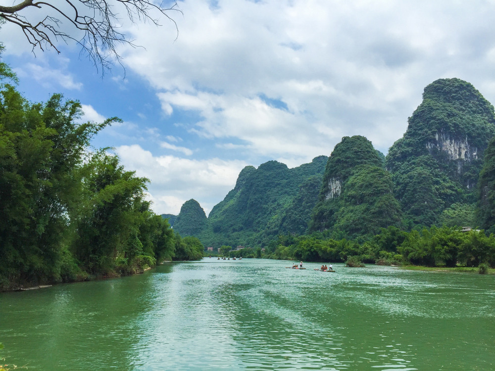 来广西阳朔旅游 一定要体验遇龙河人工竹筏漂流 这样才不枉此行 腾讯新闻