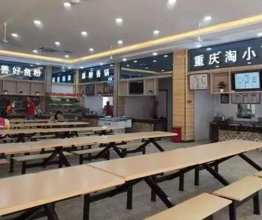 闽江学院第二食堂位于第二生活区与第三生活区交界地带,共三层.