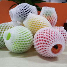 它对水果起到保护作用.白色的泡沫网套,会看到水果外层有一个