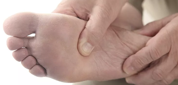 糖尿病并发症|糖尿病患者雨季足部护理的5个妙招