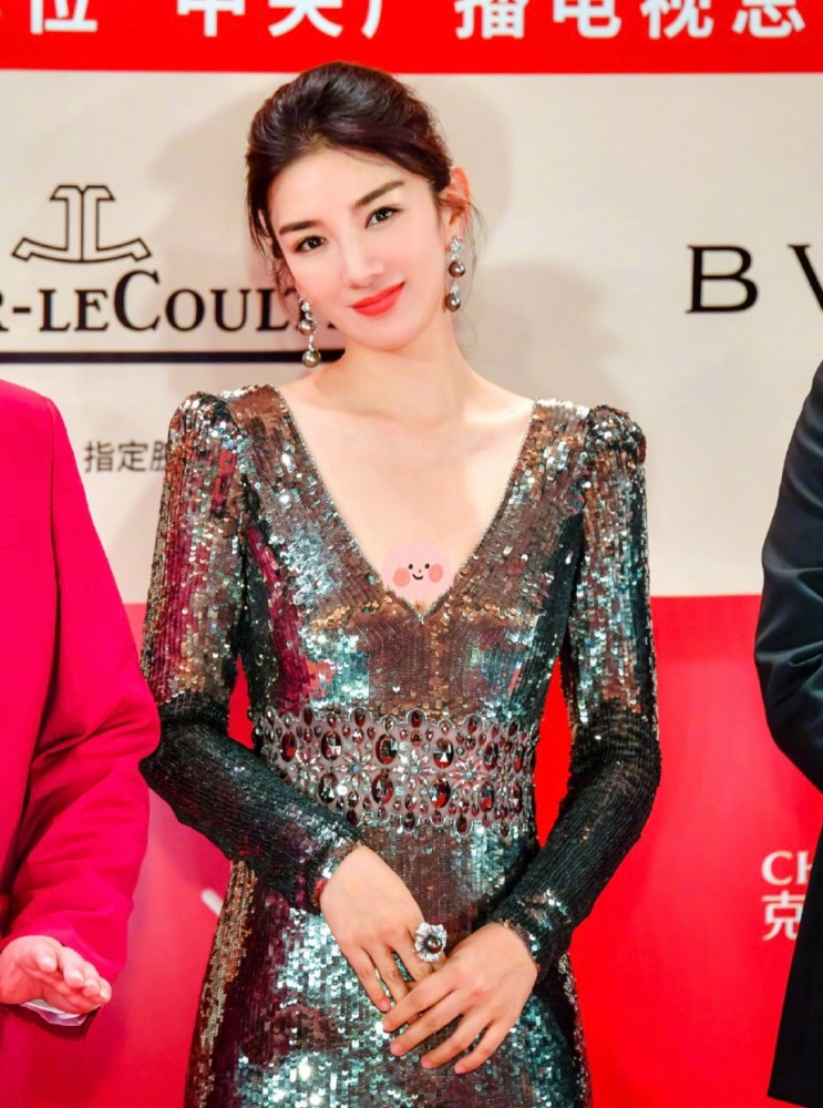 42岁黄奕好有贵妇感穿亮片长裙闪瞎众人真是美得离谱