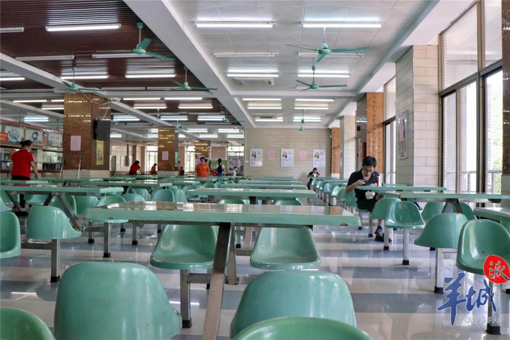暑假期间有近一千人在校用餐,目前只开放沁园食堂,随着学生陆续返校