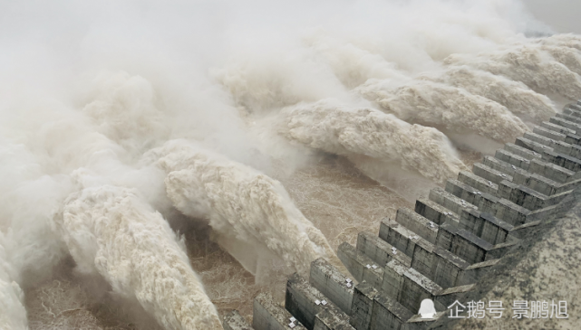 从三峡枢纽迎来建库以来最大洪峰开启11孔泄洪介绍泄水建筑物