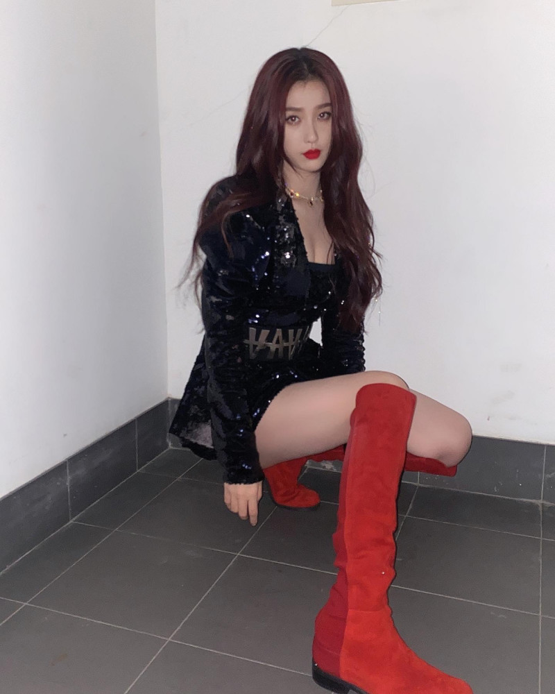 虞书欣再次美出新高度,黑色连衣裙搭配长筒靴,满满的御姐气息