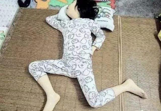 宝宝睡姿暗示长大后性格第一种缺乏安全感你家孩子是这样吗