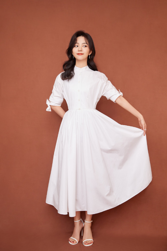 李尖尖走机场穿男友风白衬衫太宽松像是偷穿两个哥哥的