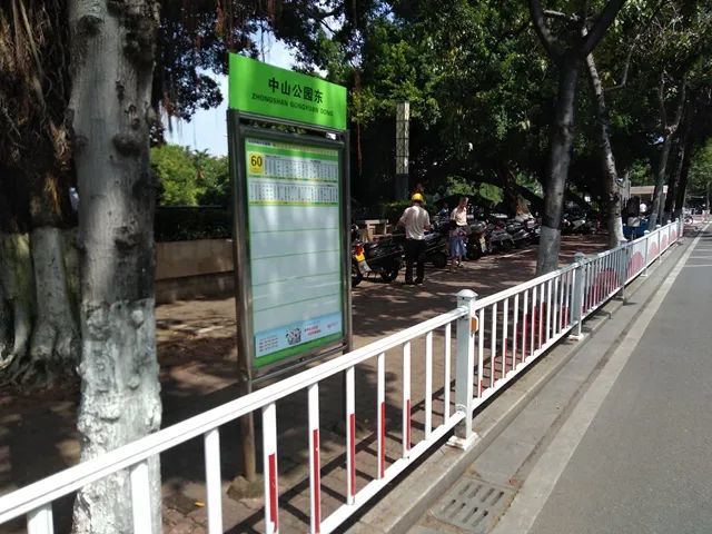 汕头公交站牌图片