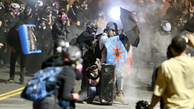 安提法武装和黑人武装"黑豹"的成员还在街头持续抗议