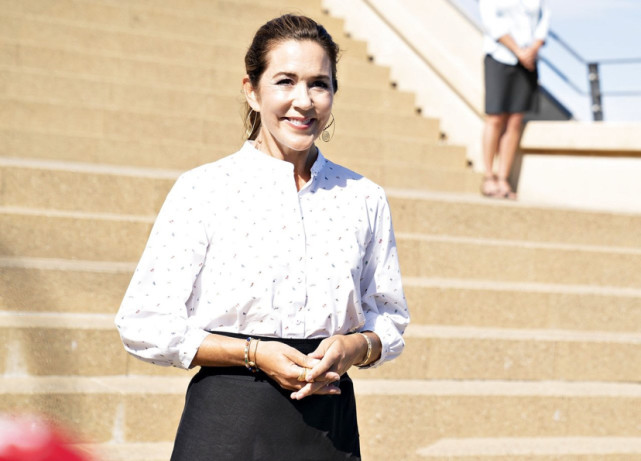 丹麦王妃参加活动衬衫搭半身裙贵气十足更美的是宽边帽造型