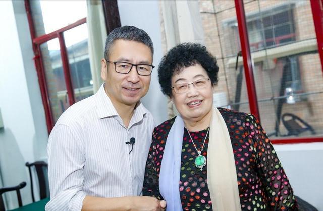 迟重瑞|“唐僧”迟重瑞富态十足，携女首富妻子办活动，还请白岩松撑场面