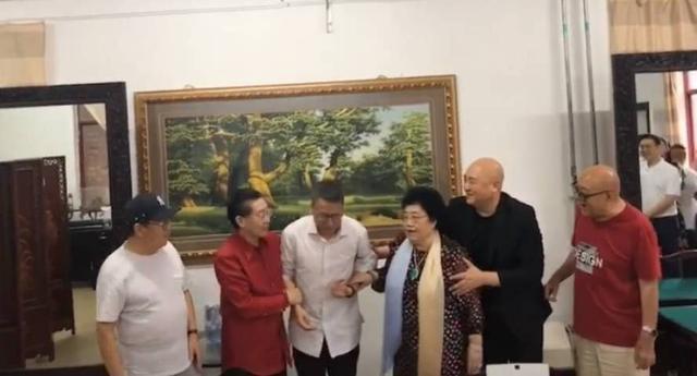 迟重瑞|“唐僧”迟重瑞富态十足，携女首富妻子办活动，还请白岩松撑场面