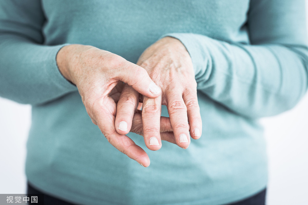 痛风|检查发现尿酸升高，它有哪些症状，会带来什么问题？