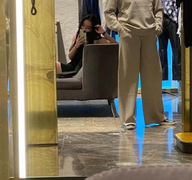 法图麦·李|法图麦陪妈妈买衣服，哈文对镜试穿，女儿忙着拍照无参考意见