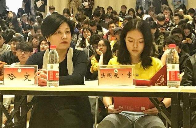 法图麦·李|法图麦陪妈妈买衣服，哈文对镜试穿，女儿忙着拍照无参考意见