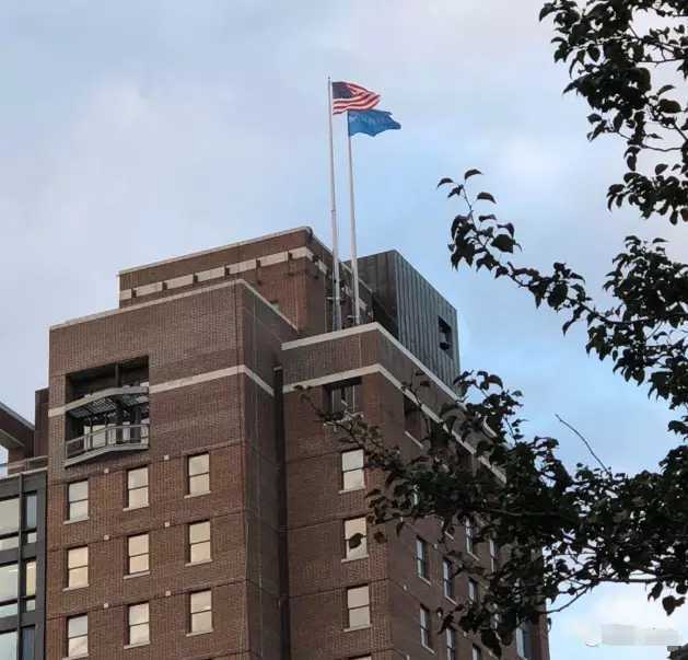 法图麦·李|法图麦陪妈妈买衣服，哈文对镜试穿，女儿忙着拍照无参考意见