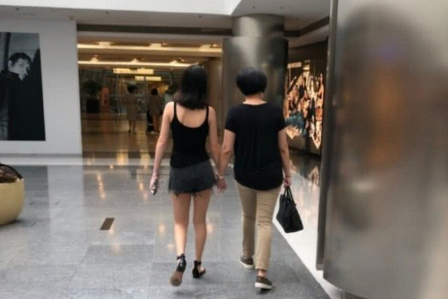 法图麦·李|法图麦陪妈妈买衣服，哈文对镜试穿，女儿忙着拍照无参考意见