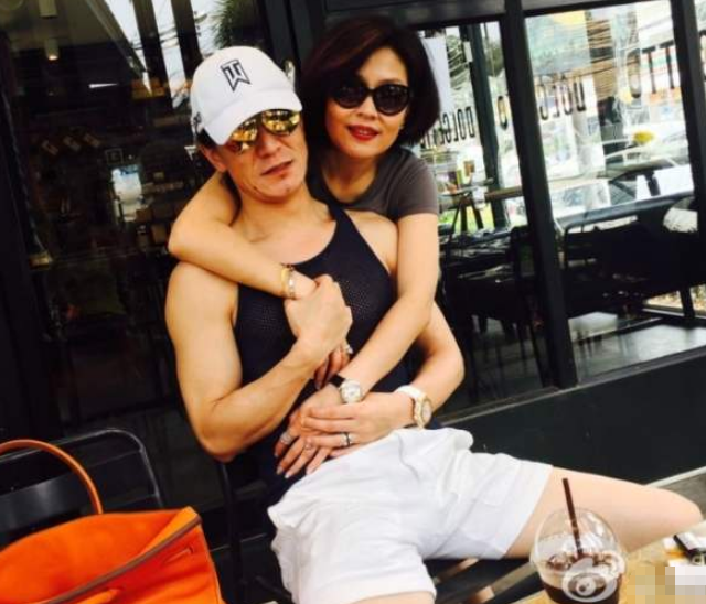 法图麦·李|法图麦陪妈妈买衣服，哈文对镜试穿，女儿忙着拍照无参考意见