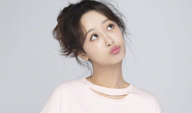 baby杨幂|杨紫惊现“饺子下巴”，遭质疑又变脸，baby杨幂其实都有同款