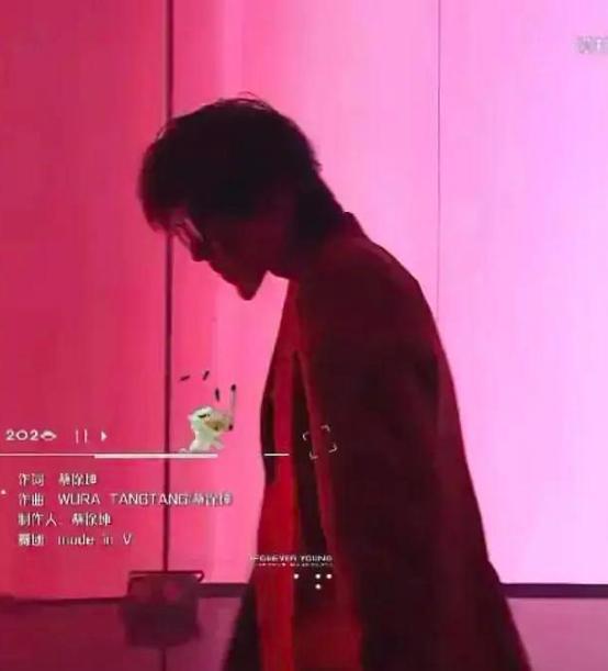 baby杨幂|杨紫惊现“饺子下巴”，遭质疑又变脸，baby杨幂其实都有同款