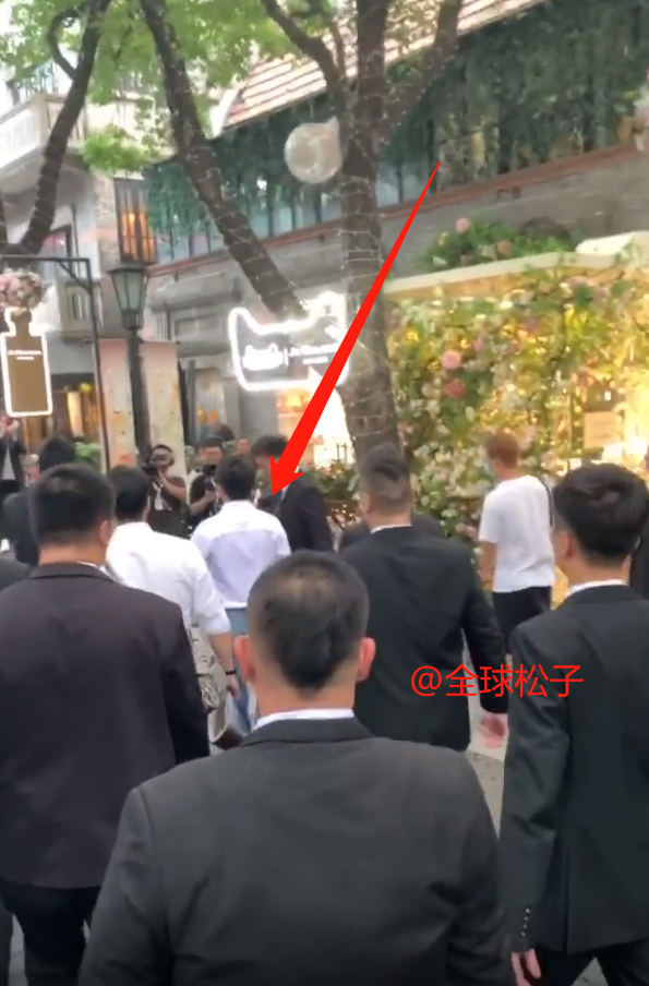 李佳琦|巨星？李佳琦配8名黑衣保镖，扒拉路人的行为像极了吴亦凡风波