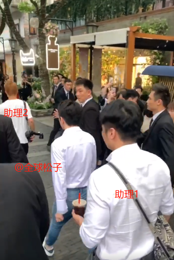 李佳琦|巨星？李佳琦配8名黑衣保镖，扒拉路人的行为像极了吴亦凡风波