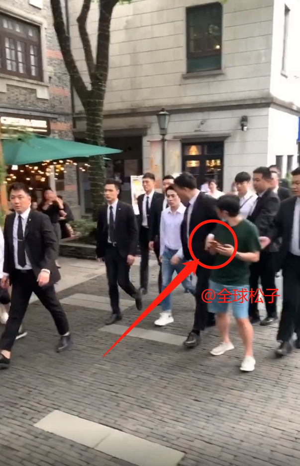 李佳琦|巨星？李佳琦配8名黑衣保镖，扒拉路人的行为像极了吴亦凡风波