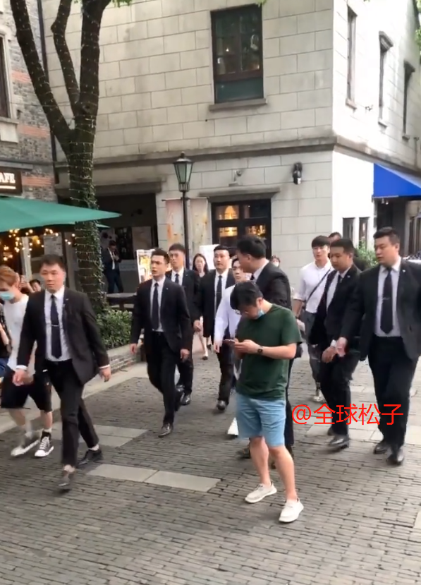 李佳琦|巨星？李佳琦配8名黑衣保镖，扒拉路人的行为像极了吴亦凡风波