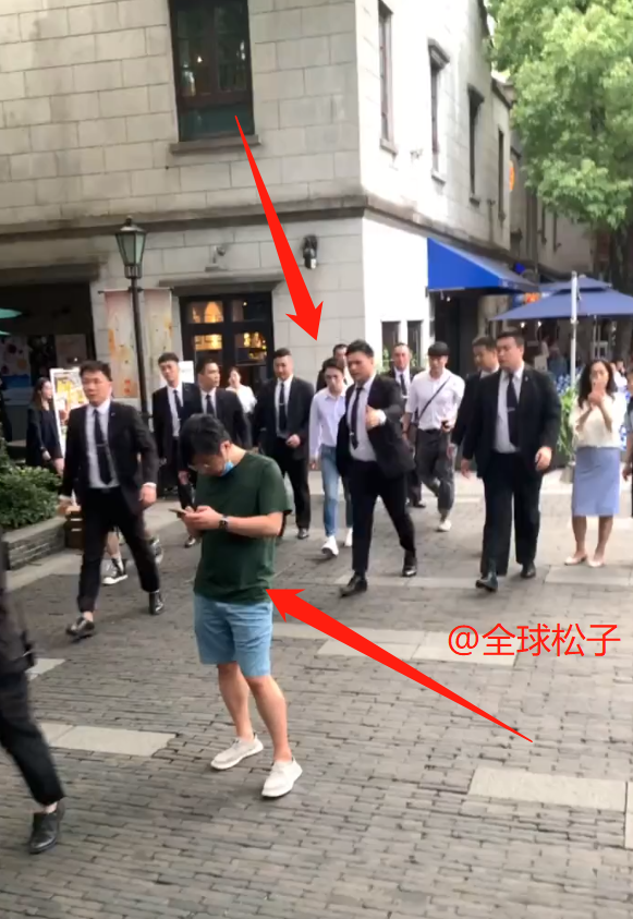 李佳琦|巨星？李佳琦配8名黑衣保镖，扒拉路人的行为像极了吴亦凡风波