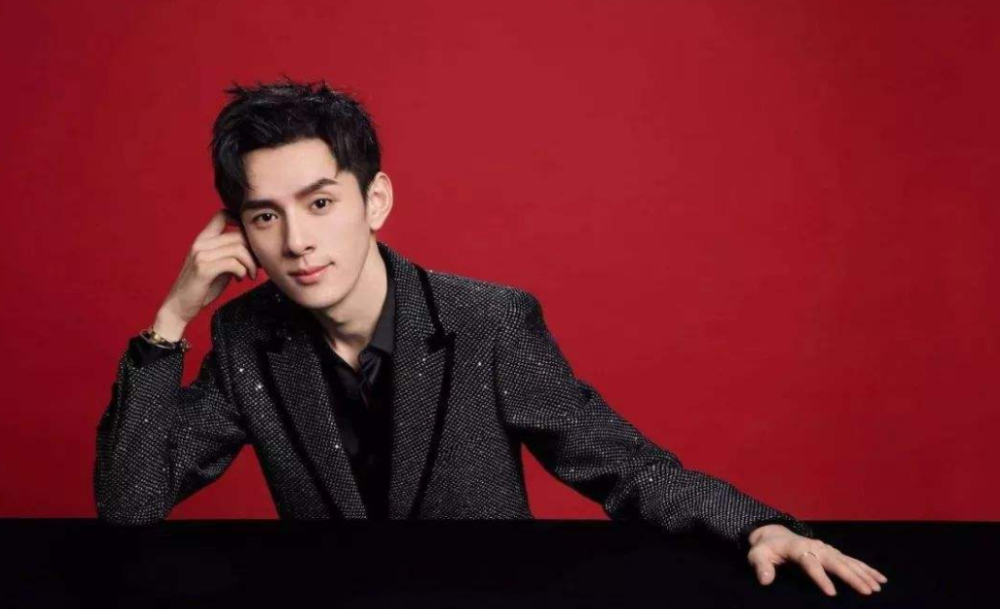 李佳琦|巨星？李佳琦配8名黑衣保镖，扒拉路人的行为像极了吴亦凡风波
