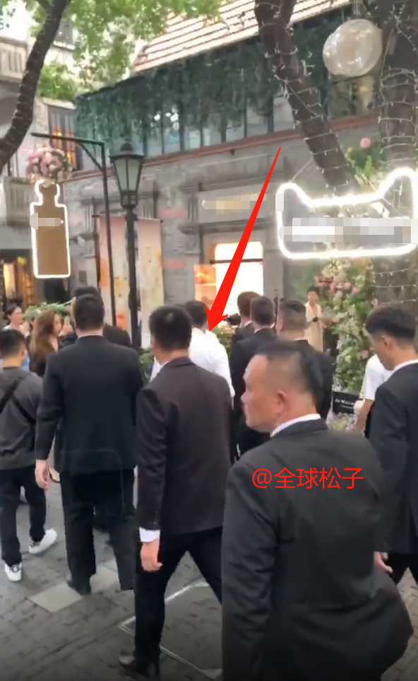 李佳琦|巨星？李佳琦配8名黑衣保镖，扒拉路人的行为像极了吴亦凡风波