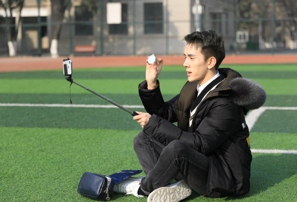 李佳琦|巨星？李佳琦配8名黑衣保镖，扒拉路人的行为像极了吴亦凡风波