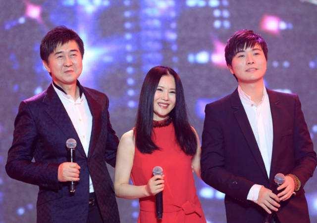 付笛生一家三口罕同框!儿子西装革履颜值高,妻子年过半百似少女