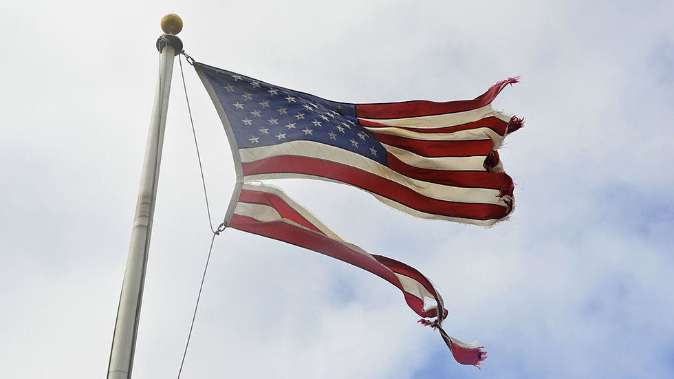 6月3日数米长的美国国旗被雷暴撕成碎片全美房地产经纪人协会最新调查