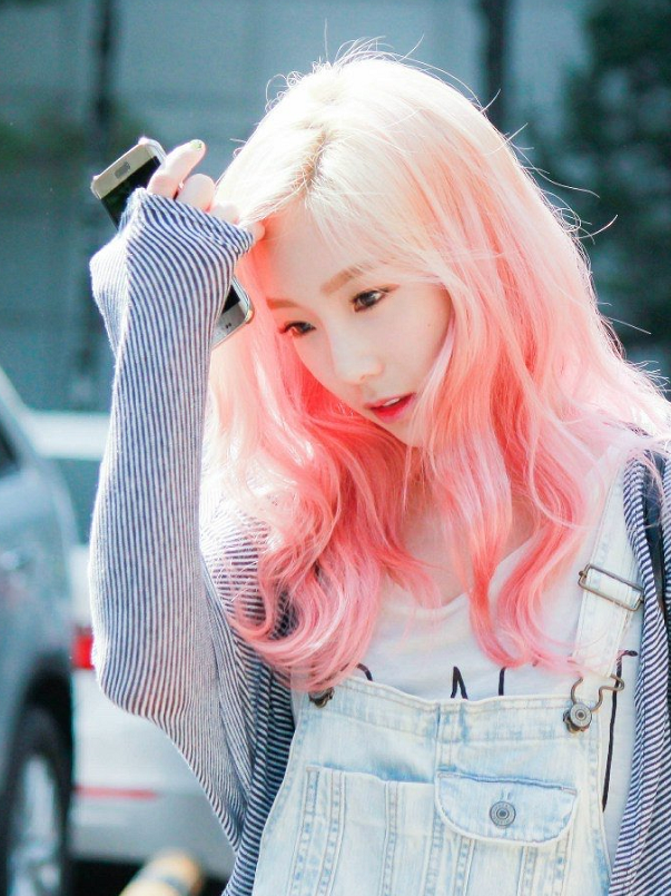 粉发很好看的女爱豆,sana粉发出圈,金泰妍冷白皮驾驭多种粉发