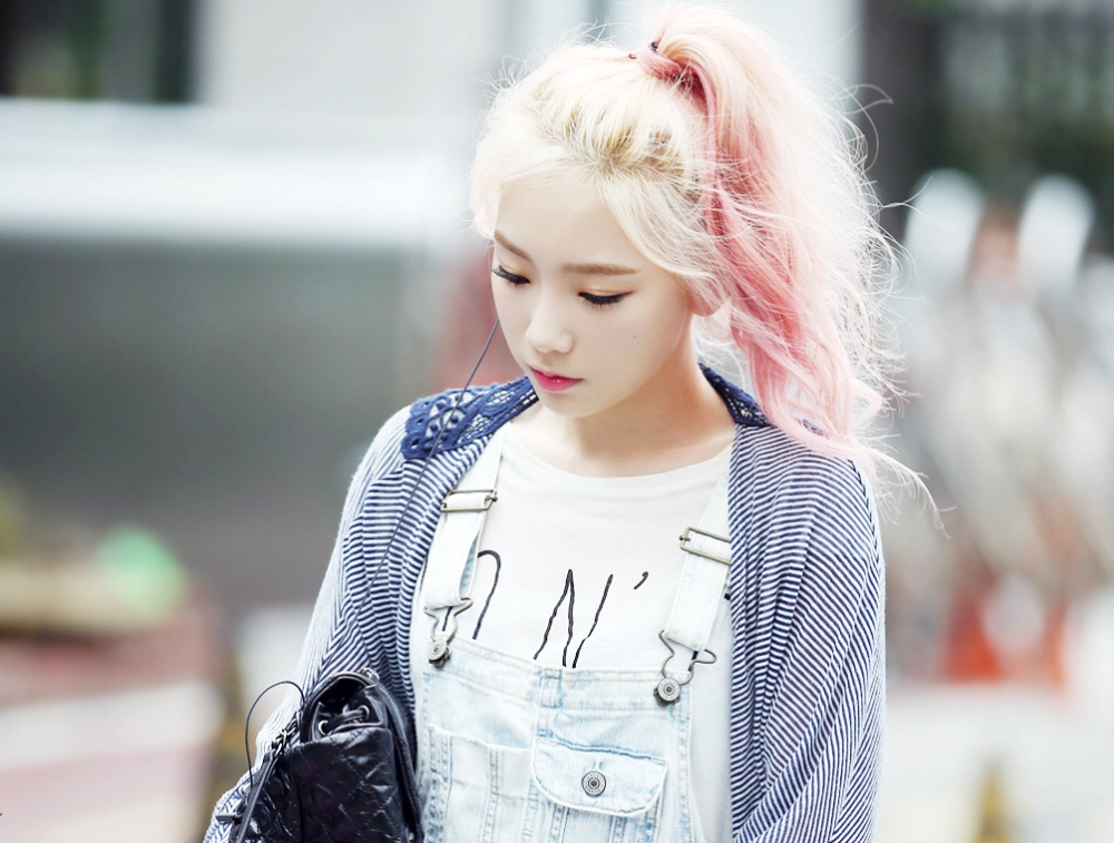 粉发很好看的女爱豆,sana粉发出圈,金泰妍冷白皮驾驭多种粉发